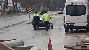 Yolda kalan sürücünün yardımına polis koştu Yağmura aldırmadılar, aracı ittiler