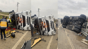 Feci kaza Ayçiçek yağı yüklü TIR devrildi: Sürücü olay yerinde hayatını kaybetti