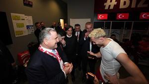 Cumhurbaşkanı Erdoğandan Romanyayı geçen A Milli Futbol Takımına tebrik telefonu