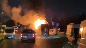 İstanbulda park halindeki midibüs alev alev yandı
