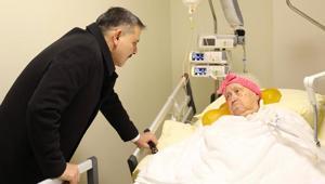 İçişleri Bakanı Çiftçi, ilkokul öğretmenini hastanede ziyaret etti