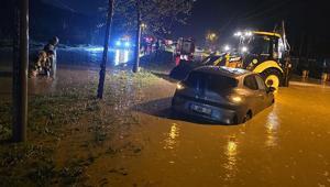 Manisa’da sağanak; araçlar yolda mahsur kaldı