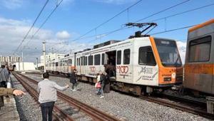 Adanada faciadan dönüldü Raydan çıkan metro vagonu direğe çarptı