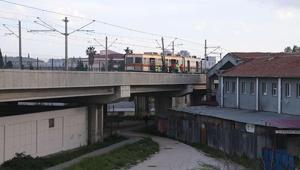 Adanada korku dolu anlar Hafif raylı sistemin vagonu raydan çıktı