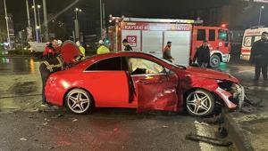 Kayseride feci kaza Hafif ticari araç ile otomobil çarpıştı: 2 yaralı