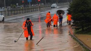 Sağanak hayatı durdurdu İstanbul’da yağışlar ne kadar sürecek Kritik açıklama geldi