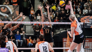 VakıfBank, Eczacıbaşını set vermeden geçti