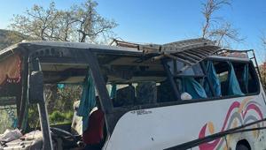 Adanada tarım işçilerini taşıyan midibüs devrildi 17 kişi yaralandı