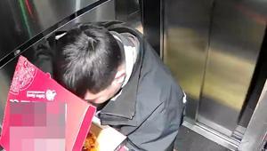 Asansörde akılalmaz anlar Siparişteki pizzayı yiyen kuryeden, teslimat sonrası skandal hareket