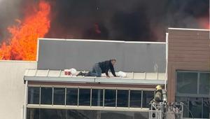 8 katlı binada korku dolu anlar Çatıda alevler arasında mahsur kaldılar: Kurtarma anı kamerada