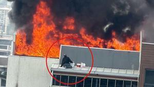 8 katlı binada korku dolu anlar Çatıda alevler arasında mahsur kaldılar: Kurtarma anı kamerada