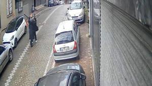 Sokak ortasında dehşet Servise binerken yakaladıkları kadını bayılana kadar dövdüler