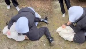 Liseli kızların kavgası vahşete dönüştü Önüne gelen tekme attı