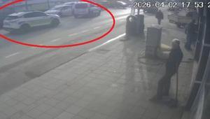 Seyir halindeyken vuruldu, kurşunlardan kaçıp polise sığındı O anlar kamerada