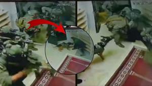 İsrail askerlerinden camiye skandal baskın Ellerini kaldıran Filistinliye köpekle saldırdılar