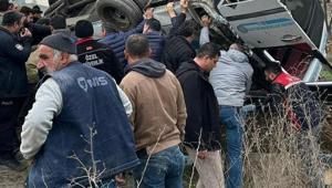 Ankarada feci kaza: Özel halk otobüsü üst geçide çarptı: 4 ölü