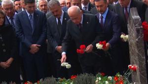MHP lideri Bahçeliden Türkeşin kabrini ziyaret etti