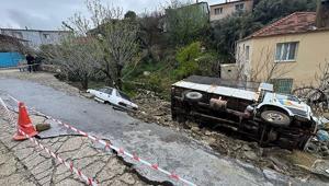 Aydında istinat duvarı çöktü, 2 araçta hasar oluştu