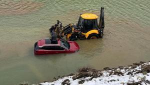 Sağanak yayla yolunu göle çevirdi, 4 kişilik aile mahsur kaldı