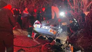 Gece yarısı feci kaza Antalyada otomobil ağaca çarptı: 3 ölü