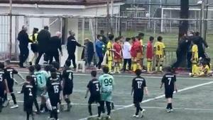 Maç bitti, sahaya atladı Kadın hakeme saldırı girişimi