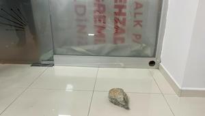 Manisa’da CHP ilçe binasına taşlı saldırı Parti binasının camları indirildi