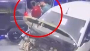 Bursa’da oto tamircisinde şiddet Telefona baktın diyerek çırağı dövdü