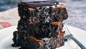 Sosu tam kıvamında Islak kek nasıl yapılır Ağızda eriyen ıslak kek tarifi