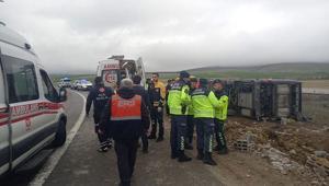 Aksarayda yolcu otobüsü devrildi 20 yaralı