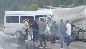 Isparta-Antalya kara yolunda can pazarı Tır ile minibüs çarpıştı: 7 ölü, 7 yaralı
