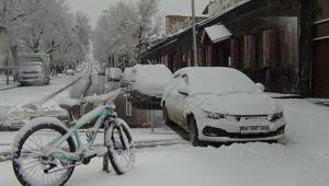 Birçok il nisan ayında karla uyandı: Sabah 04.00’ten beri bu manzaranın tadını çıkarıyorum