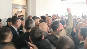 Seçim öncesi Bursa’da tansiyon yükseldi Belediye önünde gazlı müdahale