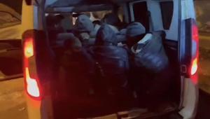 8 araçta yakalandılar Hatay’da kaçak göç operasyonu: 52 kişi yakalandı