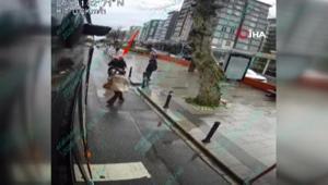 Küçükçekmece’de kaza İETT’den inen kadına motosiklet çarptı: Dehşet anı kamerada