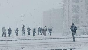 Kentte lapa lapa kar şaşkınlığı 2 gündür yağıyor... 84 yerleşim yeri ulaşıma kapandı