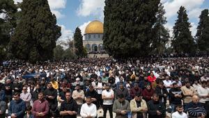41 gün kapalı tutulan Mescid-i Aksada ilk cuma namazı On binlerce Müslüman akın etti