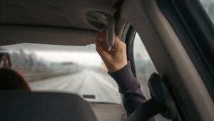 Meğer yanlış biliyormuşuz Arabadaki o kolun gerçek amacı şaşırttı