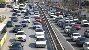 İstanbul yine haftaya trafikle başladı: Yoğunluk yüzde 72ye ulaştı