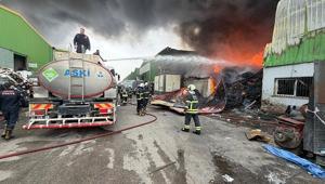 Adana’da geri dönüşüm tesisinde yangın Çok sayıda ekip sevk edildi