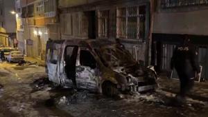 Fatihte park halindeki hafif ticari araç alev alev yandı