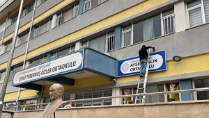 Saldırı sonrası yeni karar: Ayser Çalık Ortaokulunun tabelası, yeni binaya asıldı