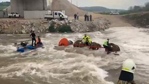 Bursada traktör dereden geçerken devrildi 10 işçi vinç ile kurtarıldı