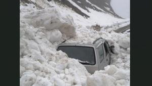 Nisan ayında çığ felaketi 4 kişinin bulunduğu araçta can pazarı