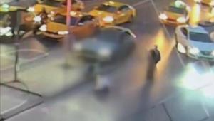 Şişlide feci kaza Sürücü bir anda bayıldı, felaket peş peşe geldi: Direk turistin üzerine devrildi