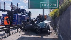 TEM Otoyolunda feci kaza Otomobil yön levhasına saplandı