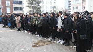 Kahramanmaraş’ta okul saldırısında hayatını kaybedenler için anma programı düzenlendi Gözyaşları dinmedi