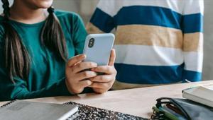 İngiltere, okullarda cep telefonu yasağını yasal hale getirecek Yasal bir zorunluluk