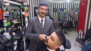 47 yıllık kravatlı berber müşterilerin gözdesi Takım elbiseyle tıraş ediyor