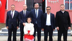 Bir öğretmen, bir öğrenci: 23 Nisanı protokol ve mahallelilerle kutladılar