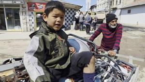 Herkes bayramdaydı, o çalıştı Minik Ömer’in hikâyesi yürek burktu